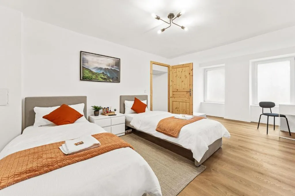 2 Zimmer Apartments, 4 Betten, vollmöbliert,zentrale Lage am S-Bahnhof