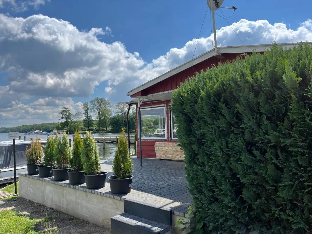 Bungalow direkt am See – Toilette und Dusche in separatem Gebäude