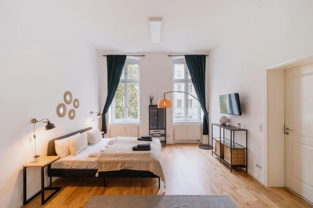 Homely Berlin – Chic Flat, City View, Subway, Café, River