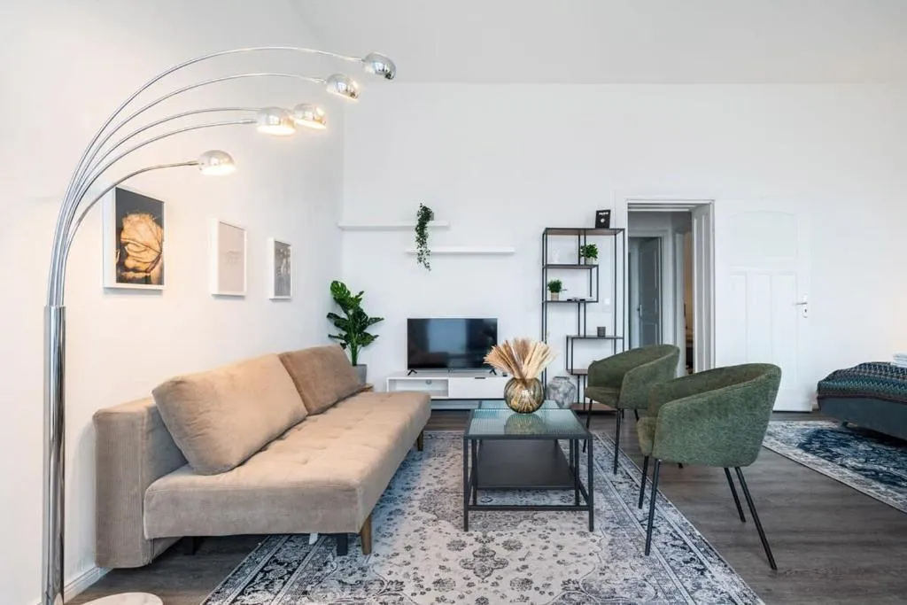 Homely Berlin – Spacious, Modern, S-Bahn Nearby I Cafe