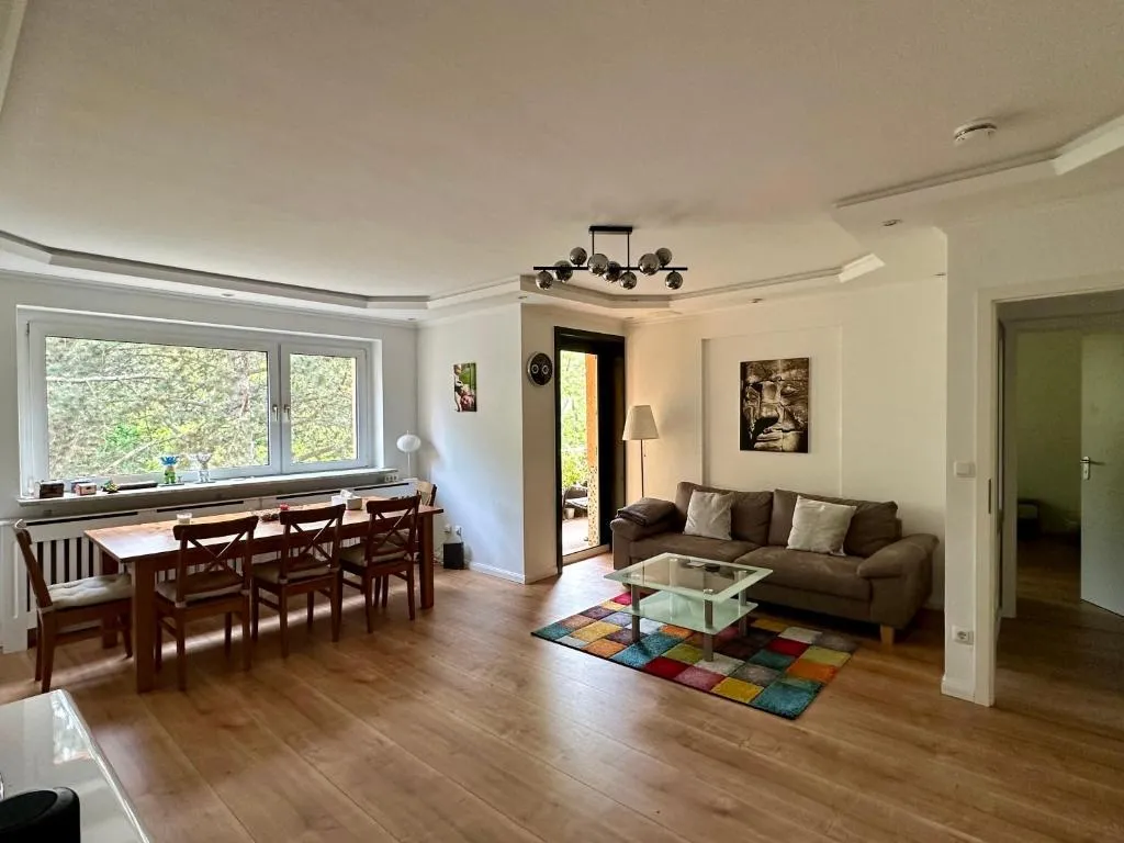 Moderne, helle Oase mit Balkon