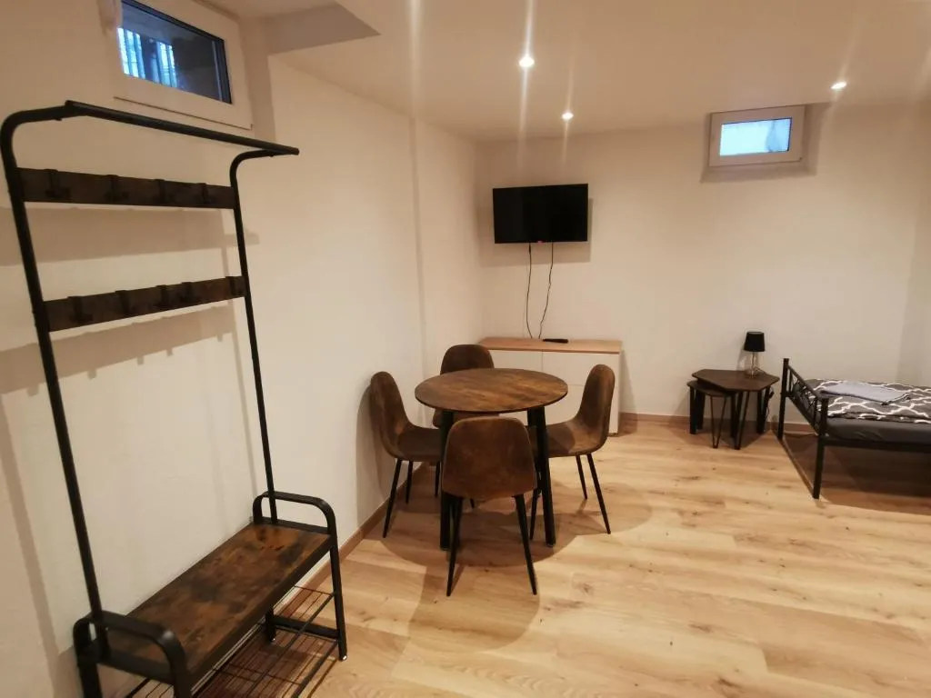 Monteurzimmer / Apartment im Souterrain Berlin Neukölln