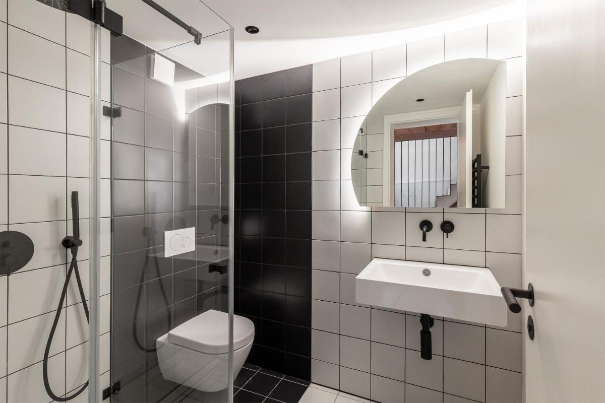 COOLEST Apartment in Berlin, easy Check-in, close to center, Black & White Maisonette #6