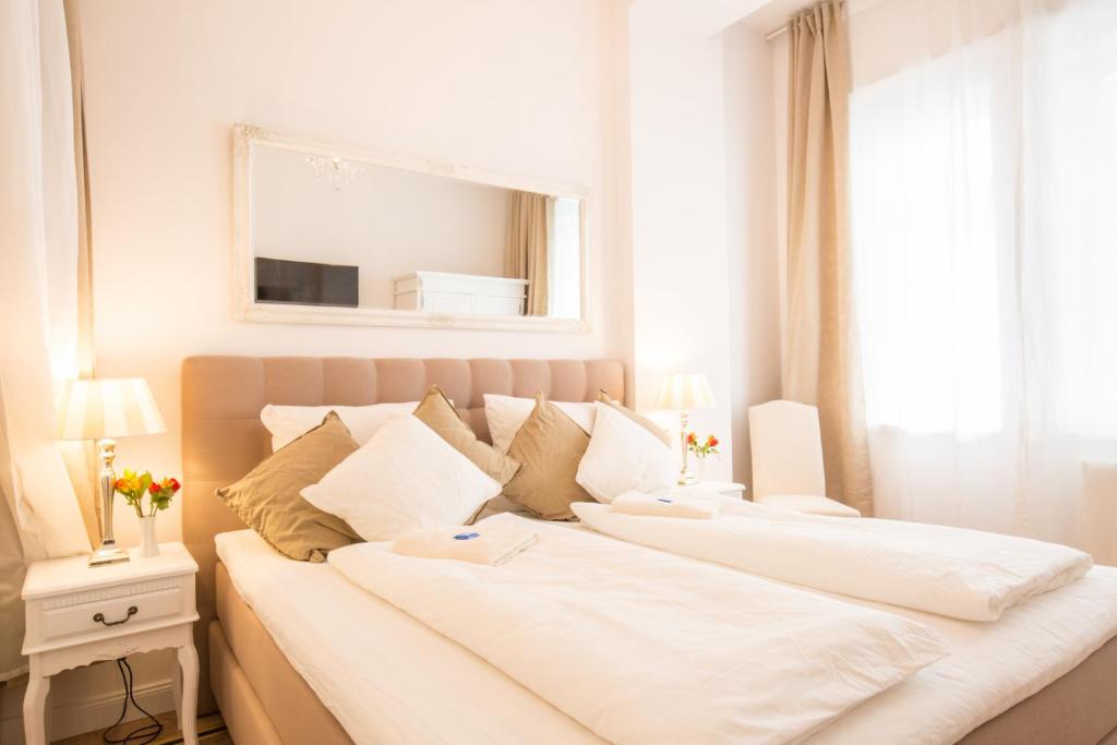 FRITZ by ROCKCHAIR Apartments l SUPERHOST Status l 3 Bedrooms Boxspringbeds 2 Bathrooms 2 Kitchen – Cozy Family & Business Flair welcomes you!