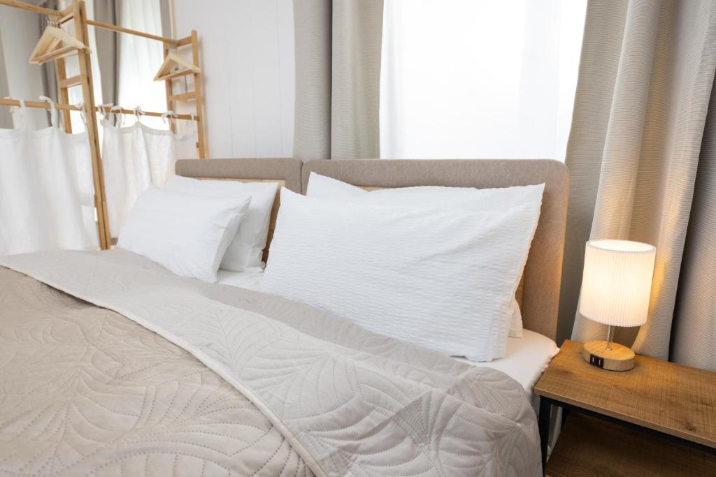 Japandi Apartment with Washer, Kitchen & Netflix near Schönhauser Allee