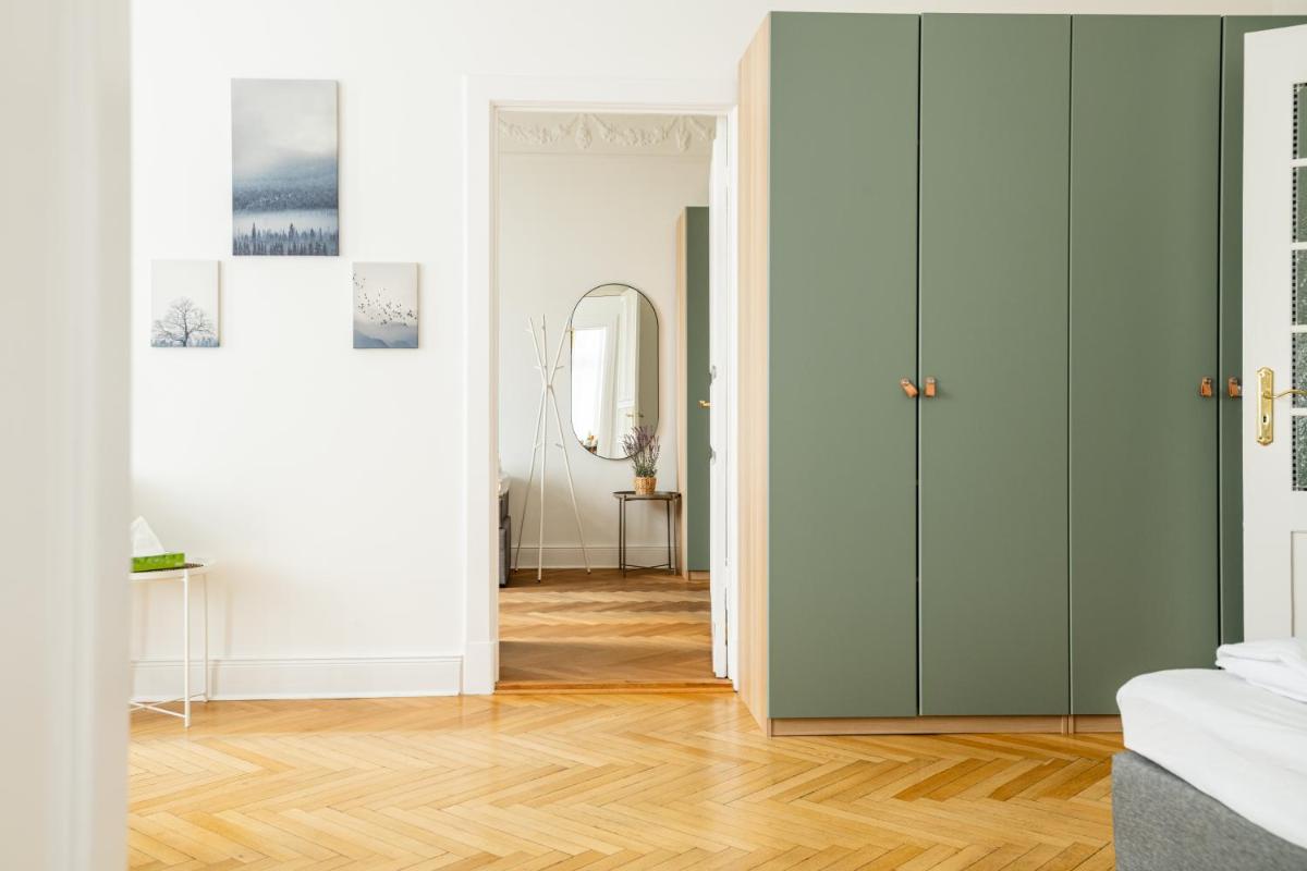 KAISER 02 by ROCKCHAIR Apartments l SUPERHOST Status l 3 Bedrooms Boxspringbeds 2 Bathrooms l Cozy Family & Business Flair 155 sqm 3 Balcony 2nd Floor Elevator up to 10 guests welcomes you!