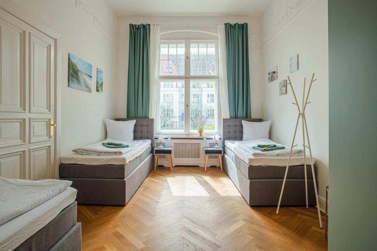 KAISER 02 by ROCKCHAIR Apartments l SUPERHOST Status l 3 Bedrooms Boxspringbeds 2 Bathrooms l Cozy Family & Business Flair 155 sqm 3 Balcony 2nd Floor Elevator up to 10 guests welcomes you!