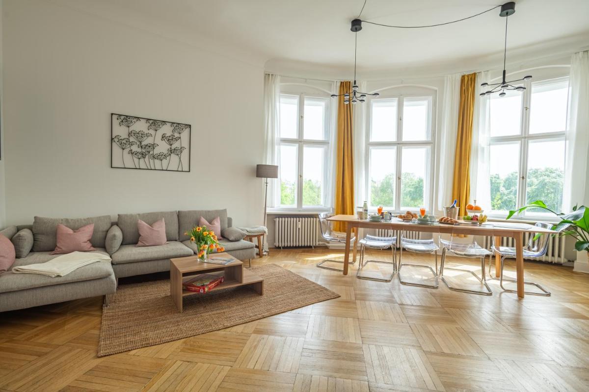 KAISER 02 by ROCKCHAIR Apartments l SUPERHOST Status l 3 Bedrooms Boxspringbeds 2 Bathrooms l Cozy Family & Business Flair 155 sqm 3 Balcony 2nd Floor Elevator up to 10 guests welcomes you!