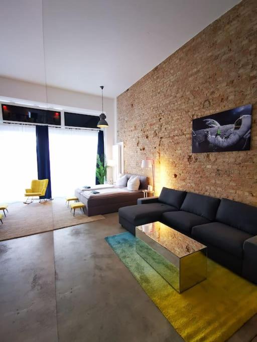 SC 00 LOFT by ROCKCHAIR Apartments l SUPERHOST Status l Unique & Style Loft 205 sqm 2 Floors Tablefootball Tabletennis 3 Bathrooms Boxspringbeds welcomes you!