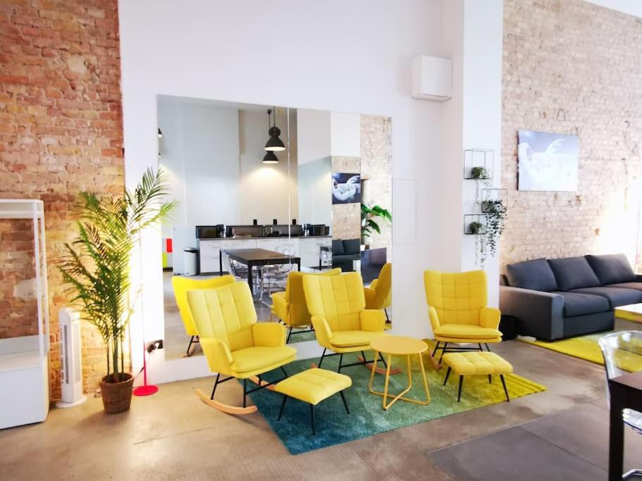 SC 00 LOFT by ROCKCHAIR Apartments l SUPERHOST Status l Unique & Style Loft 205 sqm 2 Floors Tablefootball Tabletennis 3 Bathrooms Boxspringbeds welcomes you!