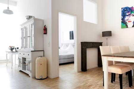 SC 02 by ROCKCHAIR Apartments l SUPERHOST Status l 4 Bedrooms Boxspringbeds 2 Bathrooms Balcony Elevator – Cozy Family & Business Flair welcomes you!
