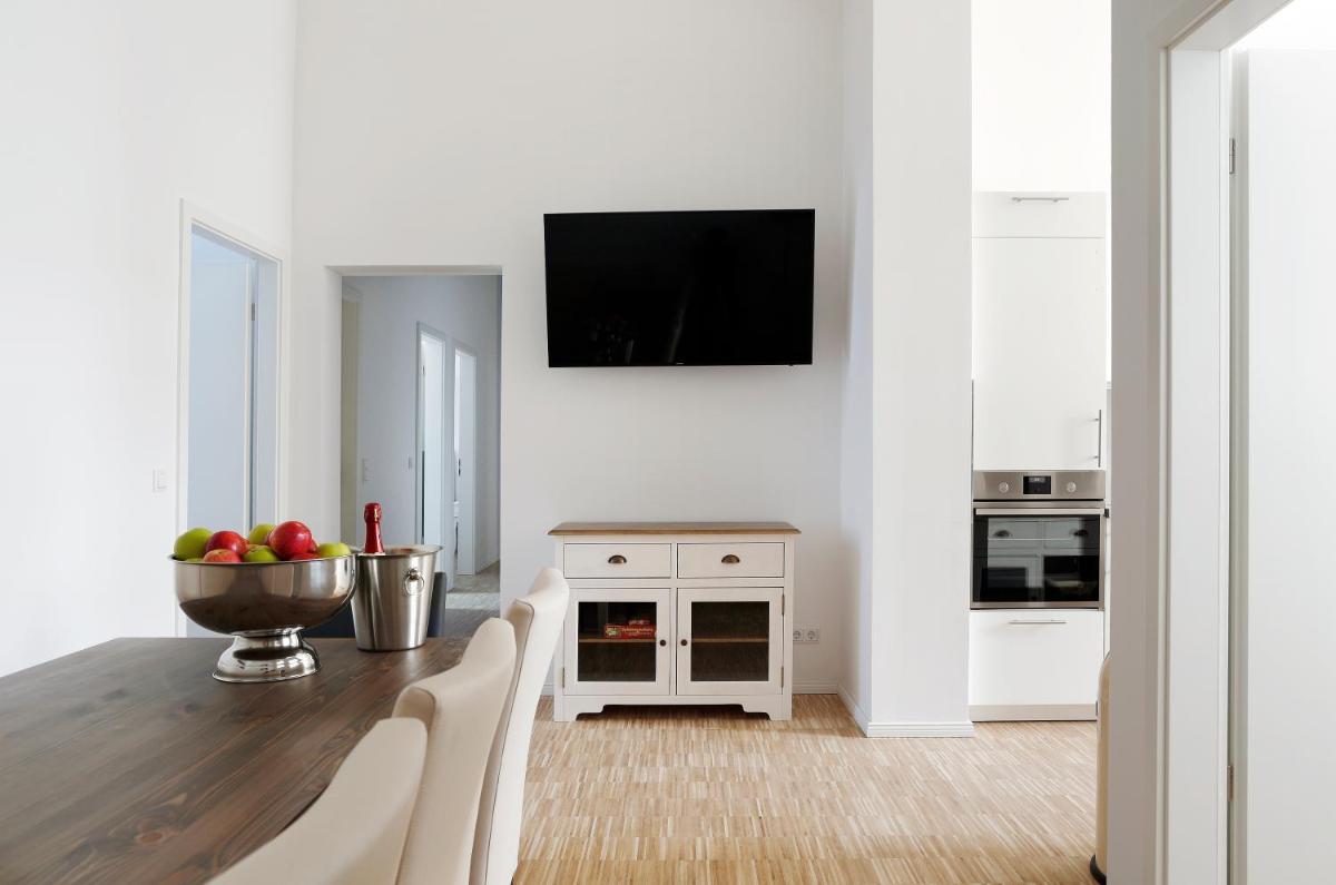 SC 02 by ROCKCHAIR Apartments l SUPERHOST Status l 4 Bedrooms Boxspringbeds 2 Bathrooms Balcony Elevator – Cozy Family & Business Flair welcomes you!