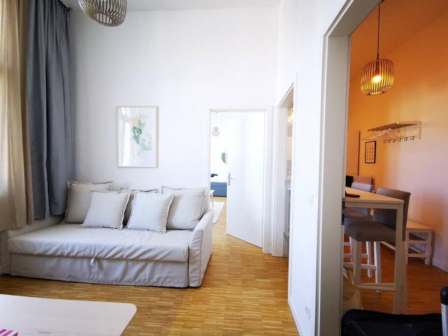 SC 07 by ROCKCHAIR Apartments l SUPERHOST Status l 2,5 Bedrooms Boxspringbeds Balcony Elevator welcomes you!