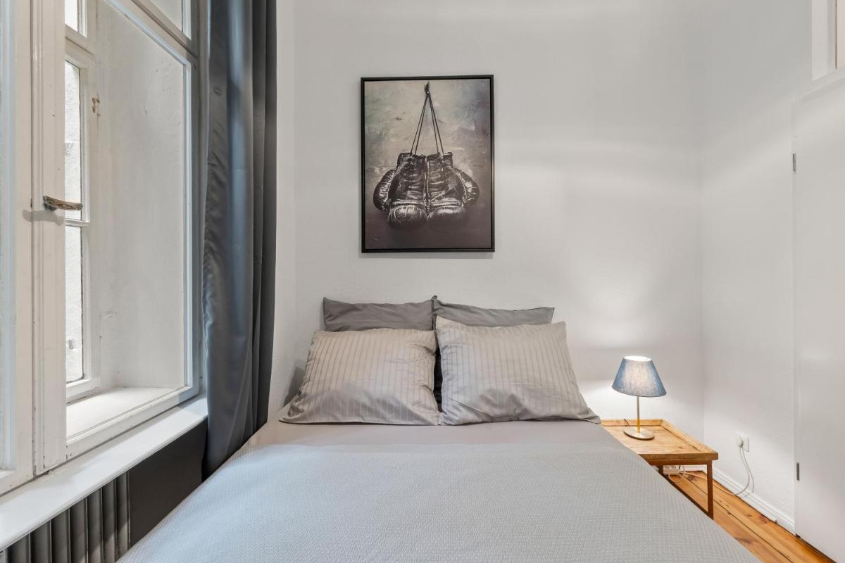 The Gleditsch – Central Schöneberg location, 1BR, 1 living room, group friendly, ideal for 2 – 4 Guests