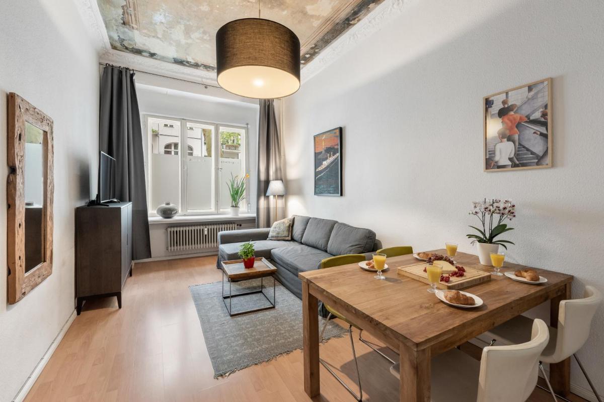 The Gleditsch – Central Schöneberg location, 1BR, 1 living room, group friendly, ideal for 2 – 4 Guests