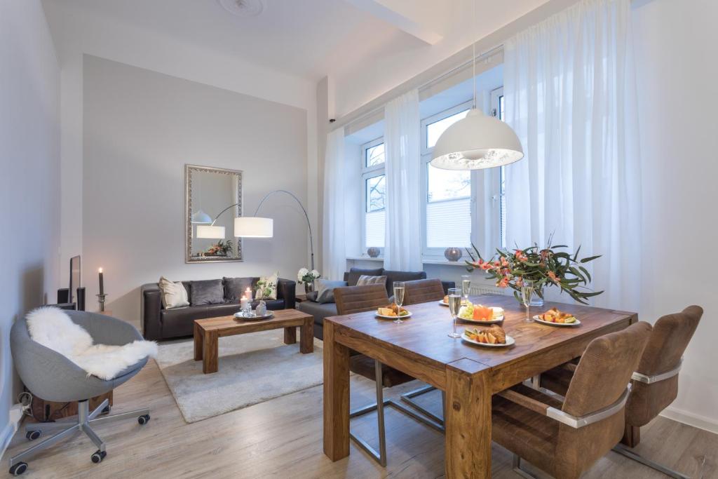 The Goethe Group Loft, 2 BR, 2 bath rooms, one living room, family friendly, 2-5 Guests