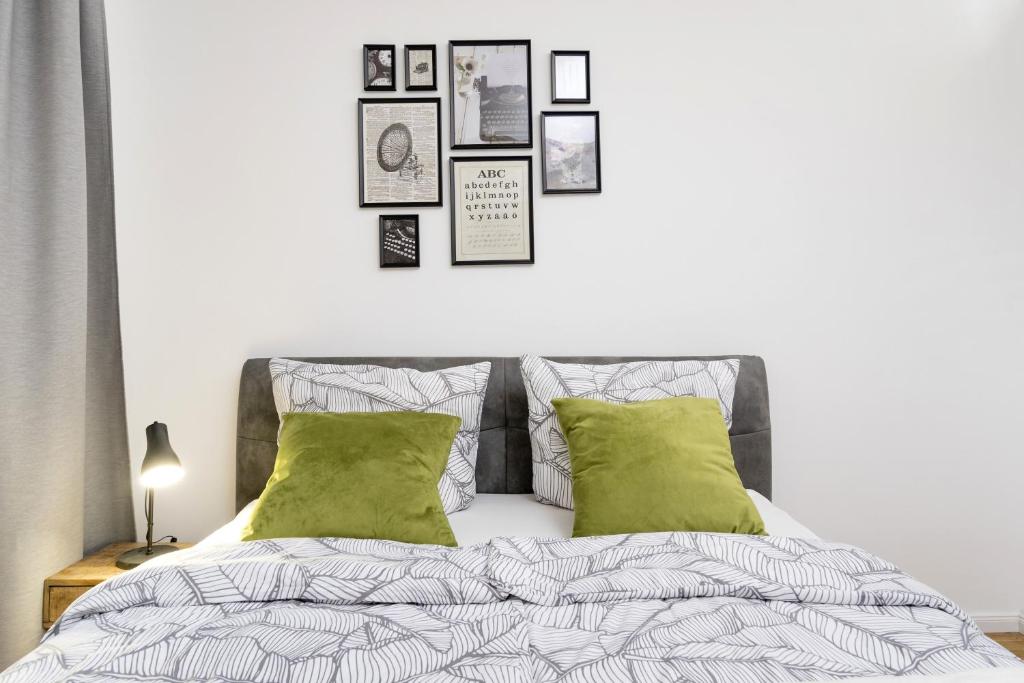 The Koburger II – central budget studio with extra high bed, Ideal for families & kids or couples