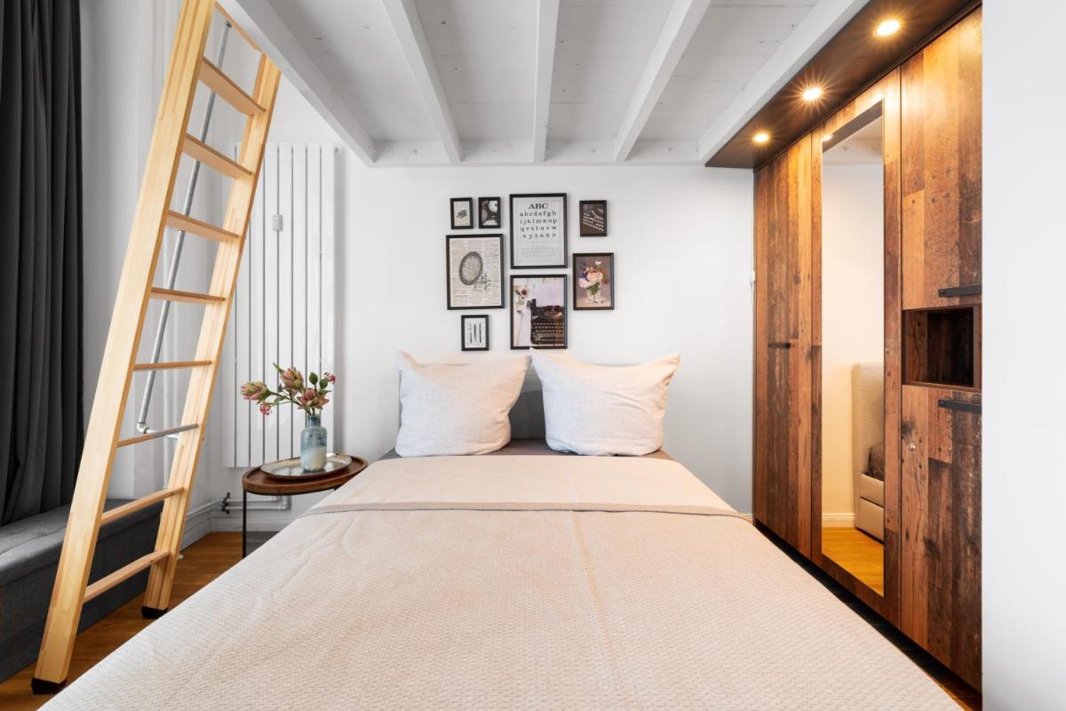The Koburger I – central budget studio with extra high bed, Ideal for families & kids or couples