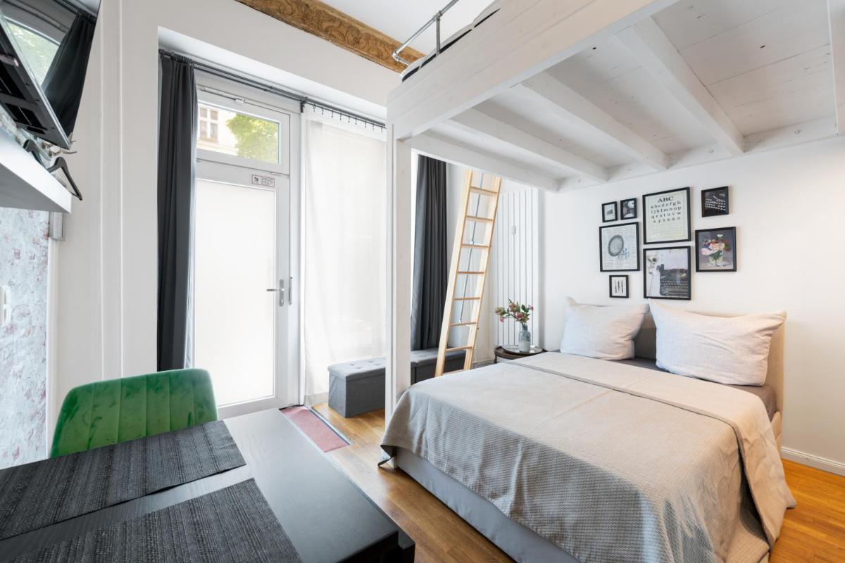The Koburger I – central budget studio with extra high bed, Ideal for families & kids or couples