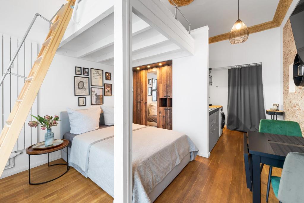 The Koburger I – central budget studio with extra high bed, Ideal for families & kids or couples