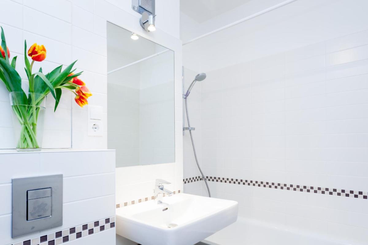 The Maybach – rooftop living XBerg, 1BR, 1 living room, group & family friendly, 2 – 4 Guests