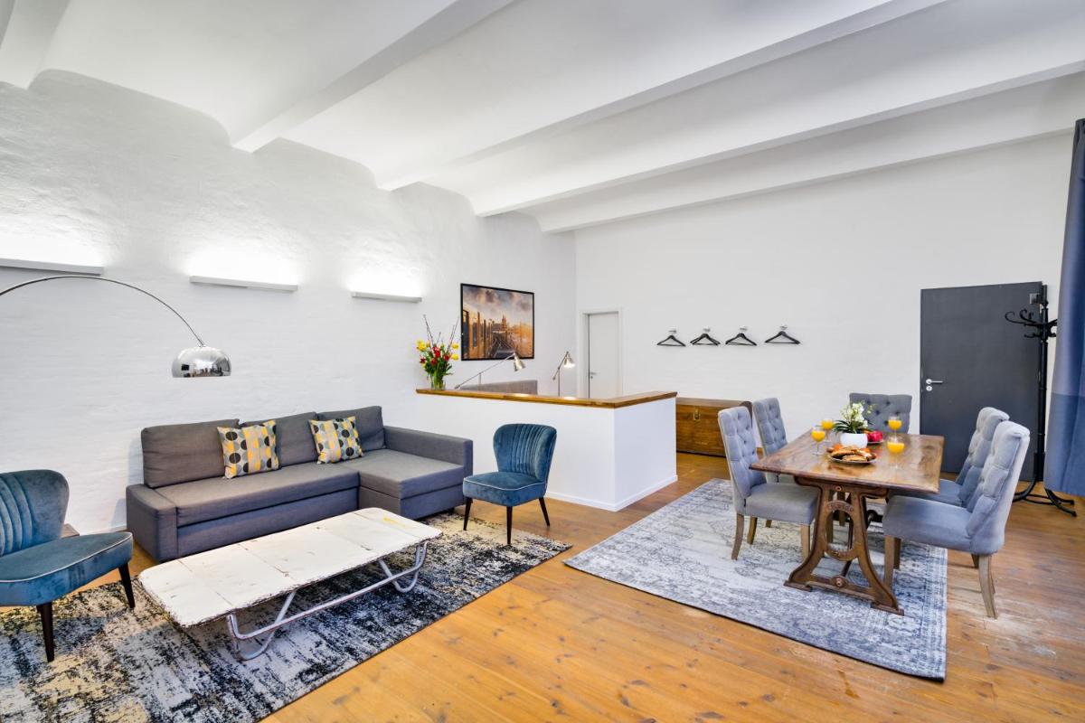 The Melchior, Luxury Industry Loft in Mitte, group & family friendly, 2 bath rooms, big dining table, ideal for 4 – 6 Guests