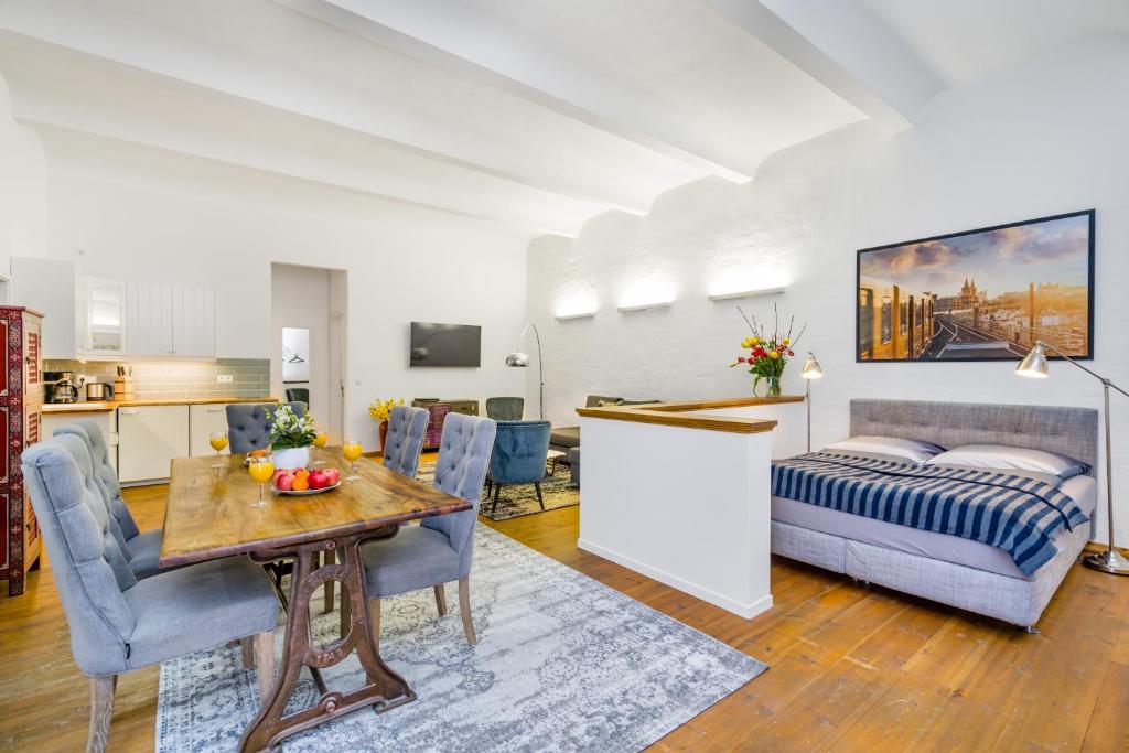 The Melchior, Luxury Industry Loft in Mitte, group & family friendly, 2 bath rooms, big dining table, ideal for 4 – 6 Guests