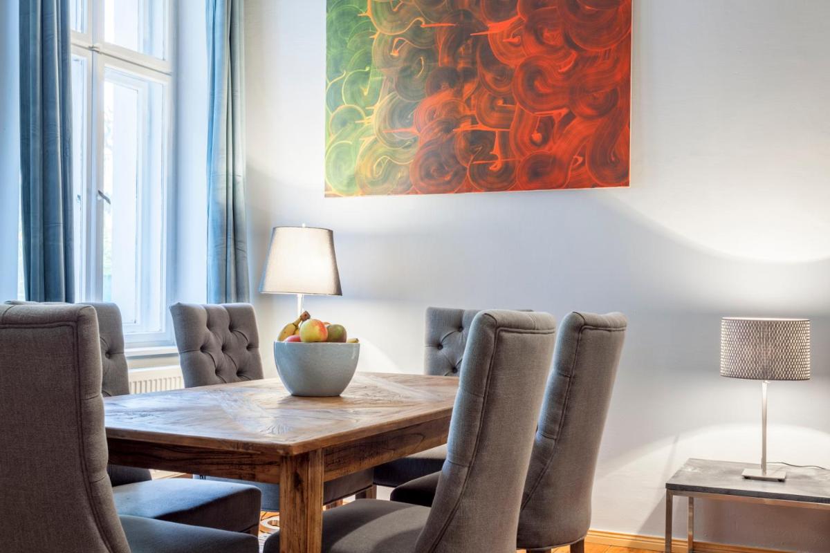 The Paul, Cozy 3 Bed room apartment, group & family friendly, central location, ideal for 4 – 7 Guests